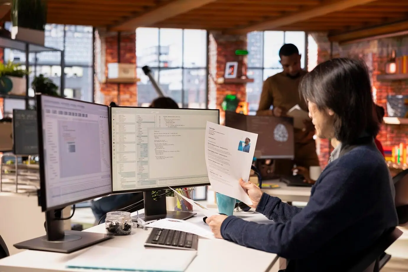 Responsable senior des ressources humaines d’une start-up technologique évaluant les candidats à un poste de développement logiciel.