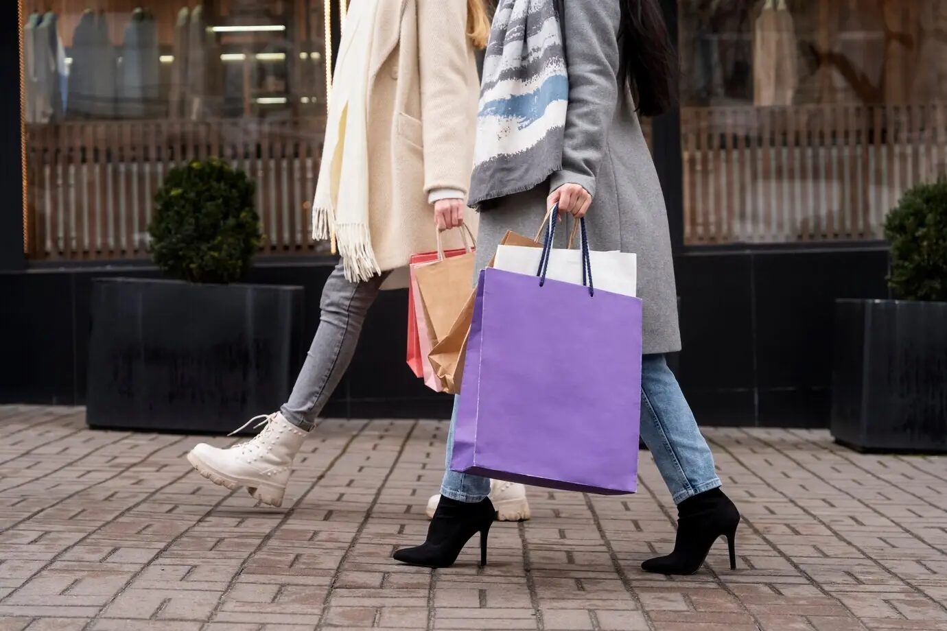 Jeune adulte faisant du shopping en ville
